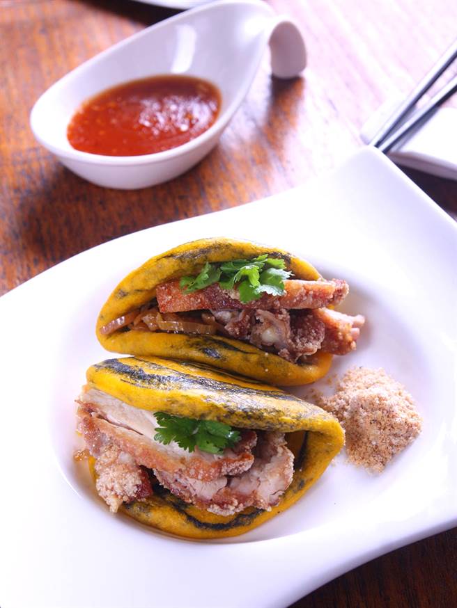 老新台菜人气餐点「虎皮软烧鸡」，绝佳风味令人吃过一次就留下深刻印象。(图片提供/老新台菜)