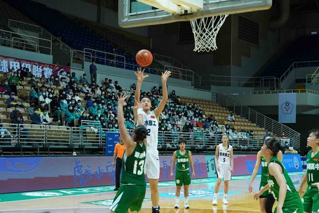 淡水商工萧豫玟在篮下单打出手。(高中体总提供)