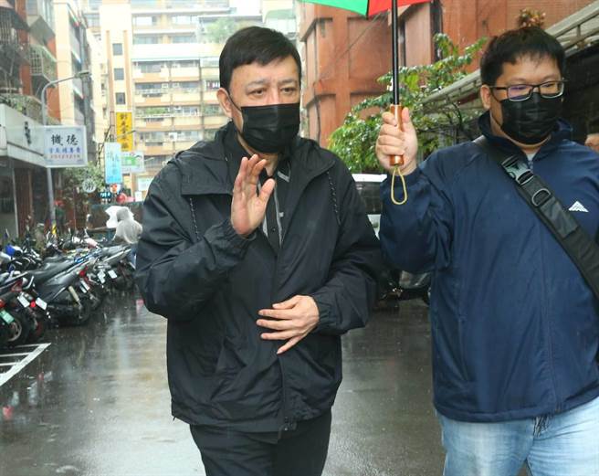 余天今下午至巴戈灵堂致意，神情哀伤。（粘耿豪摄）