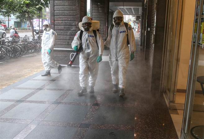 隔离被入住防疫旅馆费用谁买单？指挥中心宣布「中央概括承受」；图为国军化学兵群持续加强防疫旅馆周边环境消毒。（资料照/王英豪摄）