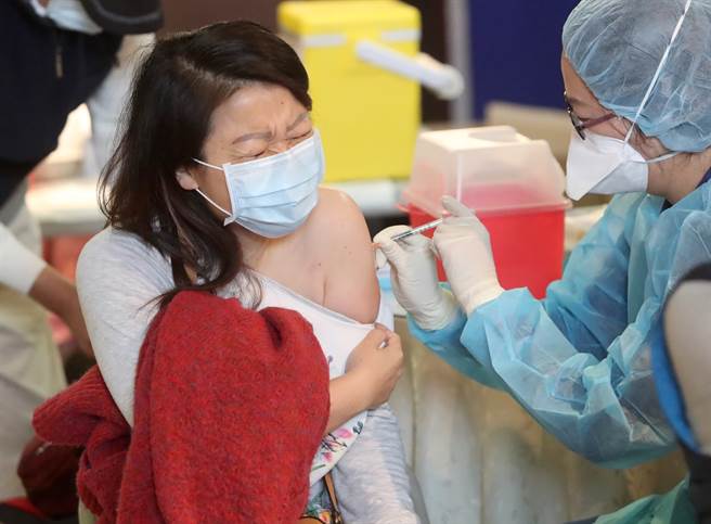 打完嬌生回台打疫苗，小黃卡上應註記在第1、2劑或追加劑？指揮中心：屬於接種追加劑，一樣間隔12周。（報系資料照/鄭任南攝）