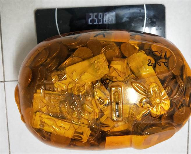 存猪公3年成效惊人，超狂总额让眾人看傻。（图／翻摄自爆废公社公开版）