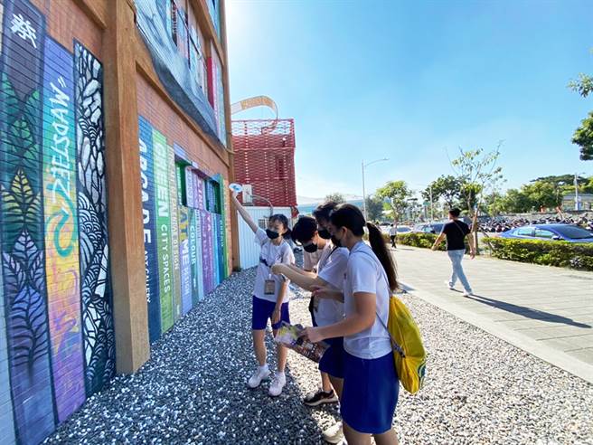 高捷獨家首創實境解謎遊戲，以曲折離奇的故事內容，將捷運與輕軌各車站與沿線景點化為謎題，帶給旅客體驗不一樣的高雄捷運一日遊。(圖片提供/高雄捷運股份有限公司)
