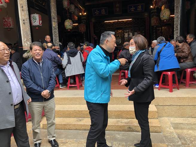 金门县长杨镇浯与立委陈玉珍开心寒喧，欢欣场面下潜藏着汹涌的暗潮。（李金生摄）