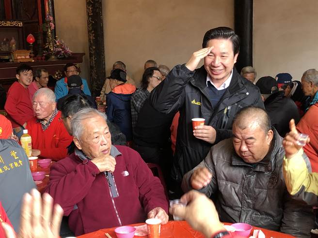 前县长陈福海举手向支持者敬礼，坚定神情中有对自己的期许和信心。（李金生摄）