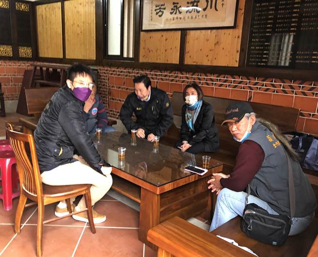 陈福海（中左）、陈玉珍（中右）「恳谈」半个小时，2人互动引起关注。（李金生摄）