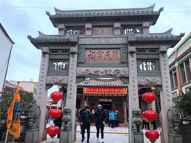 金门县颍川堂陈氏宗亲春季祭祖大典今天在金城镇陈氏宗祠隆重登场，来自全县各地「13陈」宗亲代表齐聚一堂。（李金生摄）