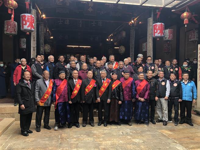 金门县颍川堂陈氏宗亲春季祭祖大典今天在金城镇陈氏宗祠隆重登场，来自全县各地「13陈」宗亲代表齐聚一堂。（李金生摄）