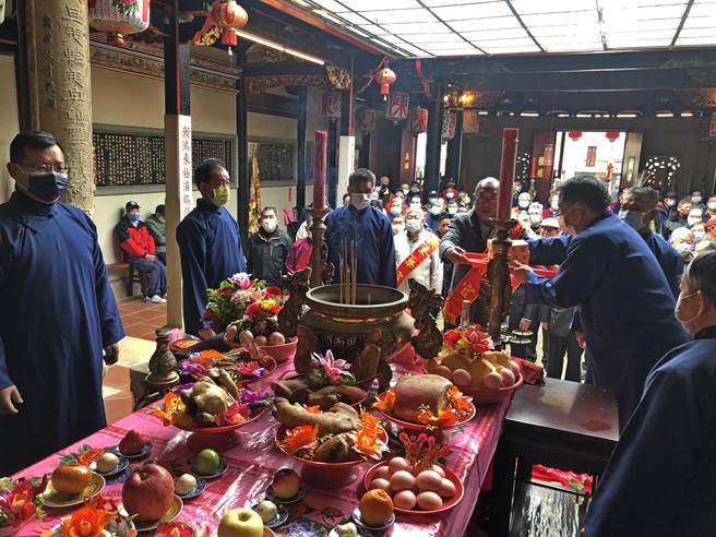 金门县颍川堂陈氏宗亲春季祭祖大典今天在金城镇陈氏宗祠隆重登场，来自全县各地「13陈」宗亲代表齐聚一堂。（李金生摄）