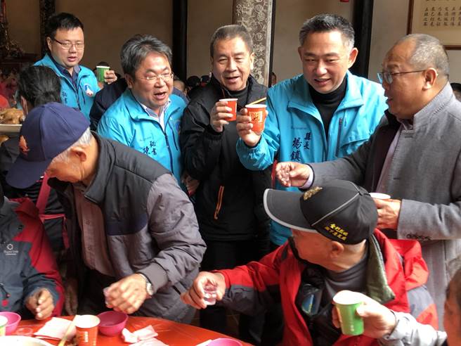 杨镇浯县长逐桌致敬，感谢大家对县政的支持和鞭策。（李金生摄）