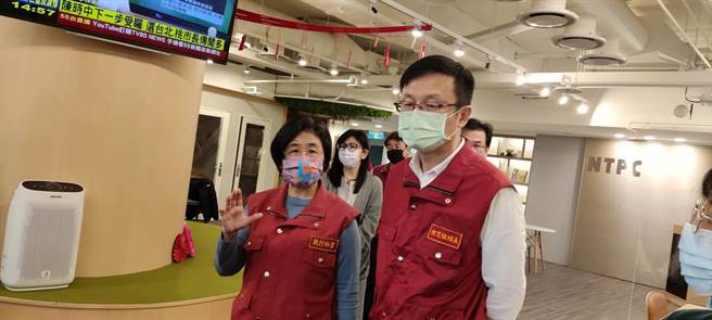 新北市卫生局长陈润秋（左）表示，三重幼儿园学童确诊筛检400人，採检结果出炉都是阴性。（陈慰慈摄）