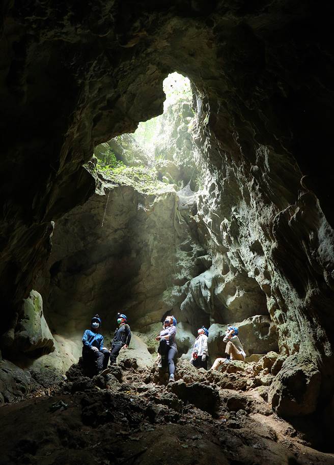 晴天的中午12点，阳光正好自「天雨天财洞」洒落，有种拍摄电影海报的震撼度。(摄影/Carter)