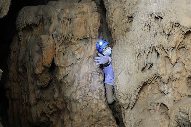 挑战「猩猩洞」的洞中洞，不只考验身材；也考验技巧。(摄影/Carter)