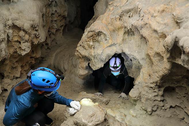 跟随巡守员指引匍匐爬行进入石灰岩洞，好玩又刺激。(摄影/Carter)