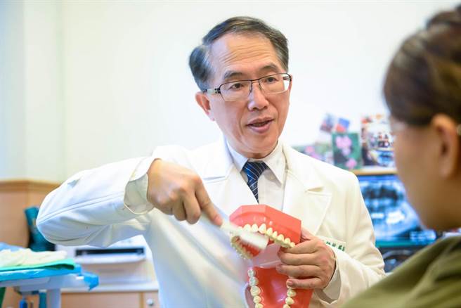 夏毅然主任卫教洁牙方式。（台北慈济医院提供）