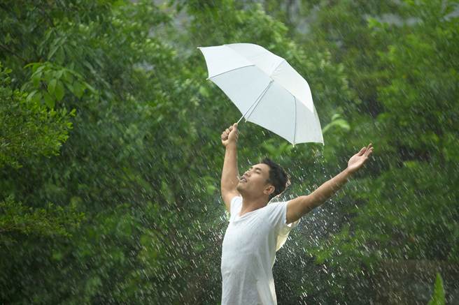 雨水5大禁忌曝光，包括少吃油炸、重口味食物，以及勿减少厚衣服、勿洗太多冷水、男性不宜过度兴奋，提醒大家要注意。(示意图／Shutterstock)