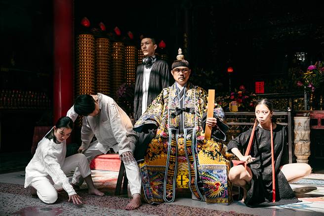 「春艺小剧场系列」跨界戏剧、马戏、舞蹈、音乐等展演形式，图为秋杉所在之作品《不存在的金乌》。图片提供/高雄春天艺术节)