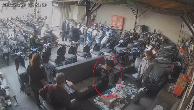 留下王男一人在机车行，他身无分文。（翻摄照片／高雄洪靖宜传真）