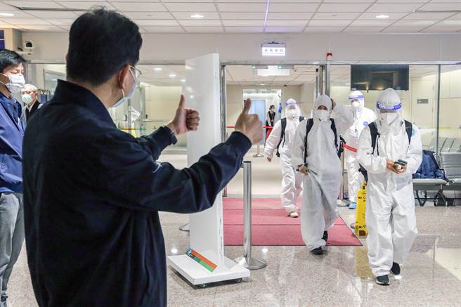 中华女足确诊队员的基因序列结果出炉，是Omicron的亚型「BA.2」。图为中华女足队员返台，有机场人员竖起大姆指为她们加油打气。（本报系资料照／陈麒全摄）