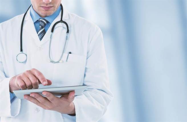 兄弟都是醫師，薪水卻差了12萬。（圖／shutterstock）