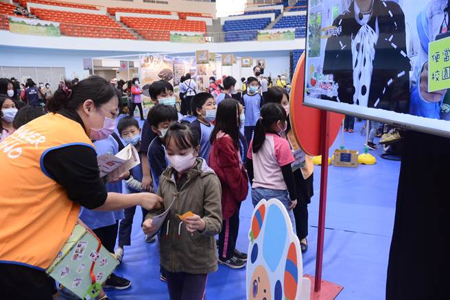 食農博覽會3天活動，展區規劃趣味闖關區，也有參展單位舉辦多場食農講座及親子食育手作料理、揉茶體驗、等DIY體驗活動。（王志偉攝）