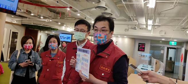 避免排队待筛乱线再度发生，新北市卫生局长陈润秋（左2）允诺会检讨改进。（陈慰慈摄）