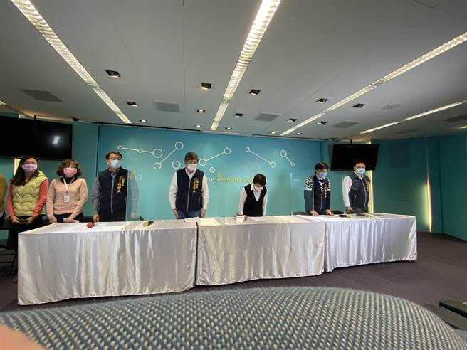 台中市长卢秀燕18日针对华兴托婴中心虐婴案，下午举行临时记者会，向家长、小朋友、市民鞠躬道歉。（卢金足摄）