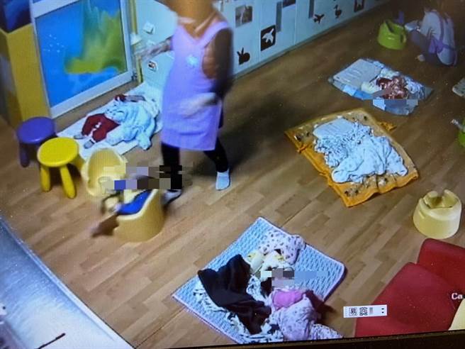 台中市长卢秀燕18日针对华兴托婴中心虐婴案，下午举行临时记者会，向家长、小朋友、市民鞠躬道歉。（卢金足摄）