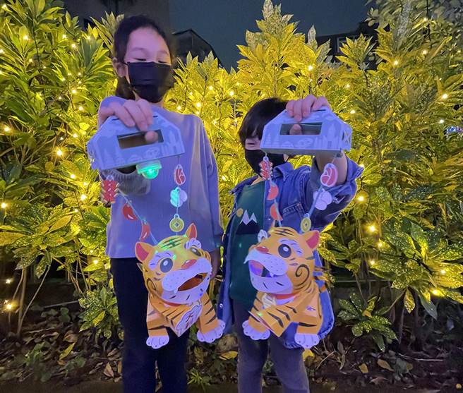 小提灯融入多样创新设计，灯光使用三色发散式LED灯，利用设计灯罩制造五彩斑斓的效果。(摄影/林佳苇)