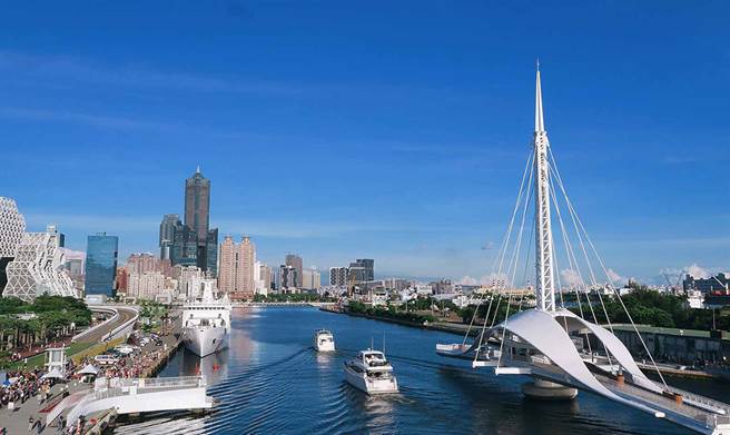 高雄港湾成为蓬勃跳动的文创心臟，以轻轨、捷运、大港桥联繫创意动脉，让源源不绝的创作能量传送到城市每个角落。(图片提供/驳二艺术特区)