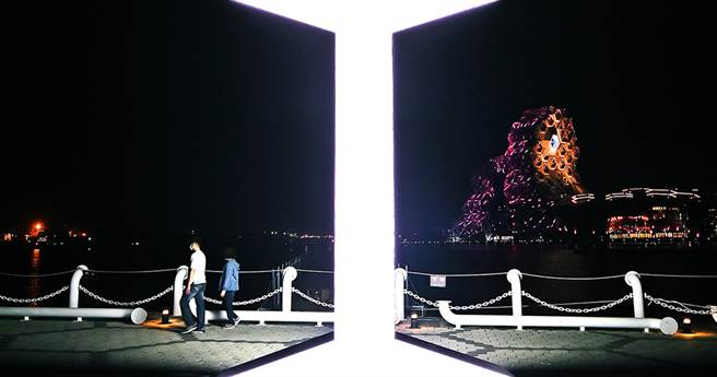 隨著燈會作品陸續亮相，來自全球與國內設計師的光藝術作品，打造一場既發光、也聚光的光影派對。圖為作品《I_光榮碼頭》。(攝影/Carter)
