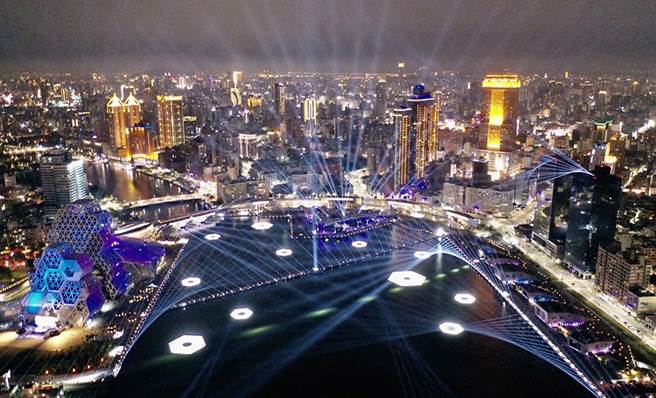 高雄主燈「光啟愛河灣」，以智慧控光串聯愛河燈光系統與「元流．光之群島」、大港虎橋、高雄流行音樂中心，從河道到海面，自建築到天際，以光譜出最絢麗的篇章。(圖片提供/高雄市政府)
