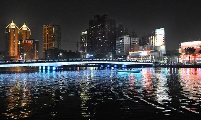 愛河藉由國際級智慧燈光控制系統，以華麗的燈光展演驚艷民眾，每周7天展示不同色調水上主燈，並開放民眾票選愛河燈光色彩。(攝影/Carter)
