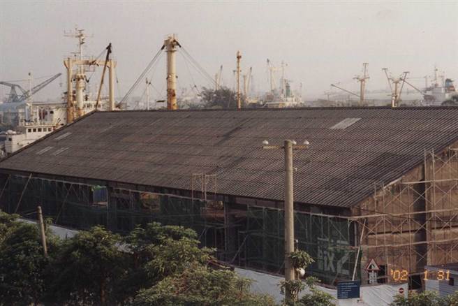 P2仓库、C5仓库、月光剧场这三栋驳二艺术特区的起家厝，图为原为荒废于盐埕商港旁的废弃仓库群。(图片提供/驳二艺文特区)