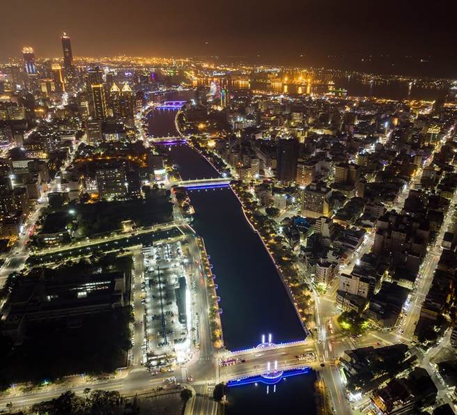 愛河藉由國際級智慧燈光控制系統，以華麗的燈光展演驚艷民眾，每周7天展示不同色調水上主燈，並開放民眾票選愛河燈光色彩。(圖片提供/高雄市政府文化局)
