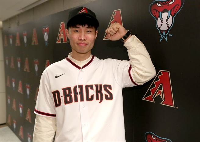 左投林昱珉在加盟记者会披上响尾蛇队球衣。（郑任南摄）