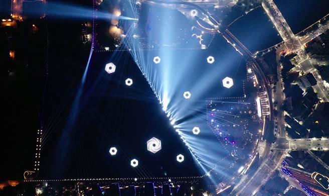 海上作品《元流-光之群島》由漂浮的11片六邊形裝置藝術品組成，宛如海上光之群島，成為港灣前所未見的獨特光景。(圖片提供/高雄市政府)
