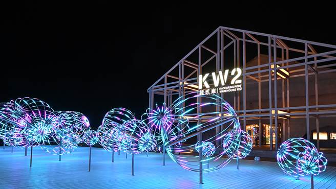 棧貳庫前廣場的《吶喊許願池》就像一座大型夢幻許願池，讓大家大聲喊出夢想，而大小不一的球形光體會隨聲音產生燈光變化。(攝影/Carter)
