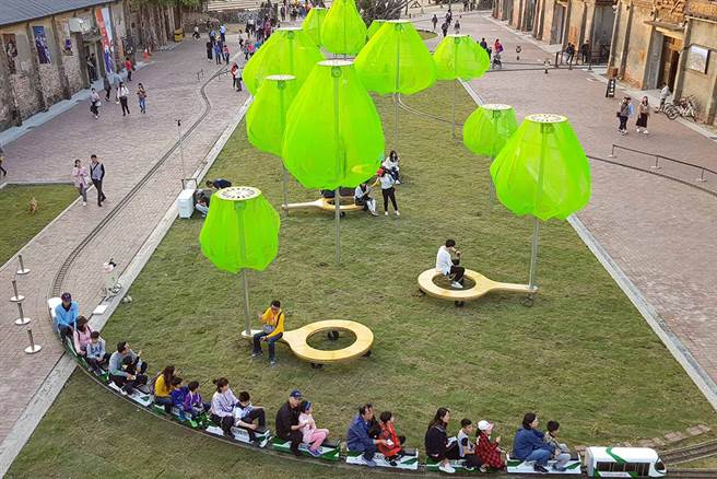 驳二特区由日人过去所筑之铁路西临港线串接，位于蓬莱仓库的「哈玛星台湾铁道馆」，铁道场景、轨道与火车模型结合剧场声光效果，共同展演臺湾铁道百年文明发展轨迹。(图片提供/驳二艺术特区)