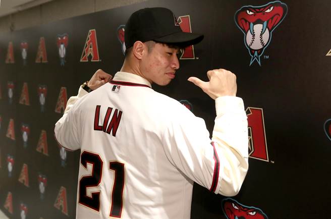 左投林昱珉披上响尾蛇队21号球衣。（郑任南摄）