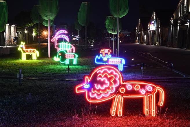位於愛河灣的作品《霓光動物園》，利用霓虹燈管做出如彩虹般色彩鮮艷、奇幻童趣的動物。(攝影/Carter)
