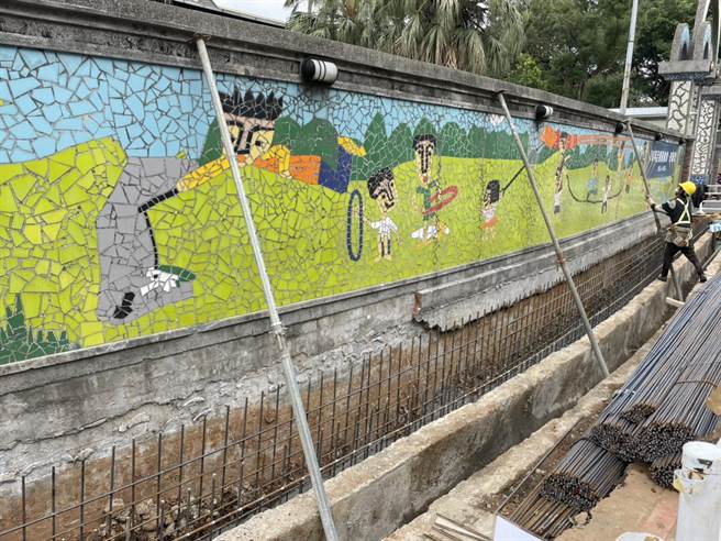 地方民眾担心，莺歌国中及国小人行道开挖深度过深，恐会使校园围墙倒塌，造成危险。养工处表示，承包商近期已在围墙旁增加侧向支撑，并将在侧沟灌浆，解决倾倒疑虑。（养工处提供）