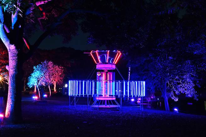 蔡珮玲以作品《源．宇宙》幻想後疫情時代的宇宙光感遊樂園。(攝影/Carter)
