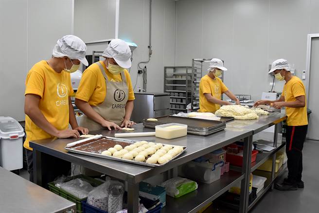 和发庇护工场共有约18名庇护员工，憨儿训练有成后，可转介至一般职场工作。(图片提供/喜憨儿基金会)