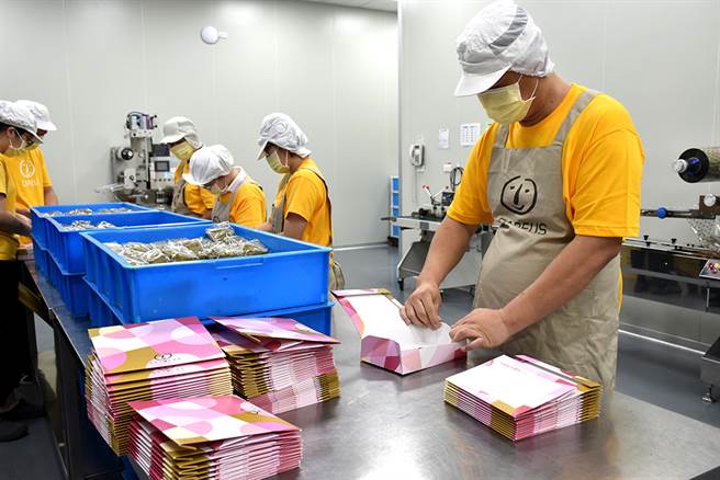 庇护工场协助身心障碍者用双手自食其力，希望透过工作训练，让他们能够走入职场，独当一面掌握生命价值。(图片提供/喜憨儿基金会)