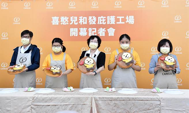 高雄市长陈其迈、劳动部长许铭春、喜憨儿基金会董事长萧淑珍等人出席喜憨儿和发庇护工场的剪彩仪式。(图片提供/喜憨儿基金会)