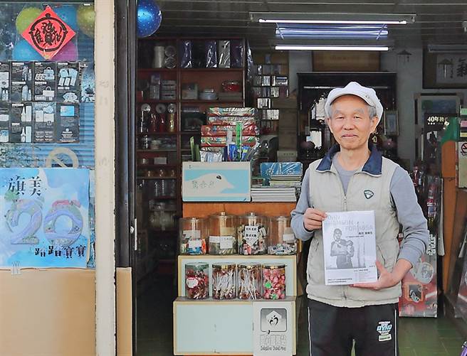 游永福将18年的研究集结成册，2019年出版《寻找汤姆生：1871臺湾文化遗产大发现》，爬梳百年前南臺湾的人文、生态与地景。(摄影/Carter)
