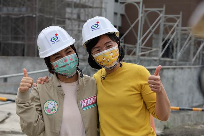 立委蘇巧慧(右)為周春米加油，喊話：屏東還未出現過女縣長。(周春米提供)