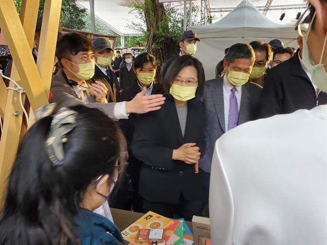 总统：要让母语走入政府、走入家庭、走入社区。曾薏苹摄