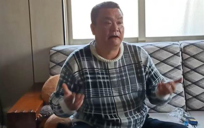 丢丢妹的爸爸李庆福18日亲上火线说明，家人没有开赌场，蒙面歹徒分持长、短枪，抢走弟弟的2、30万元贷款。（民眾提供／吴敏菁彰化传真）